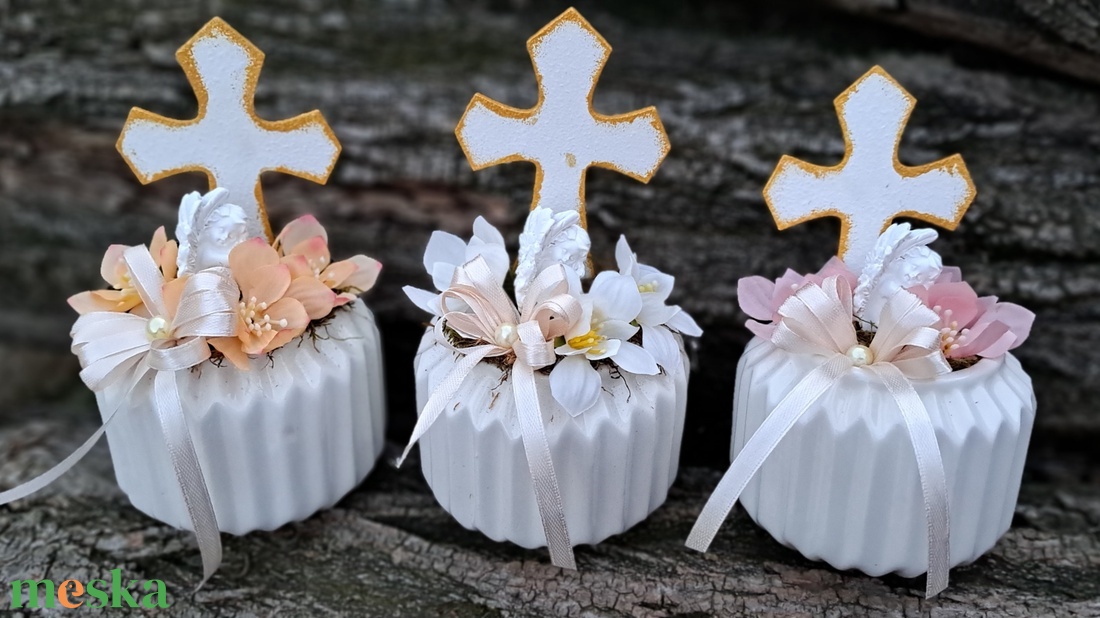 Kegyeleti sírdísz bordázott kaspóban kereszttel angyalkával - otthon & életmód - vallás - temetkezési tárgy - sírdísz, kegyeleti dísz - Meska.hu