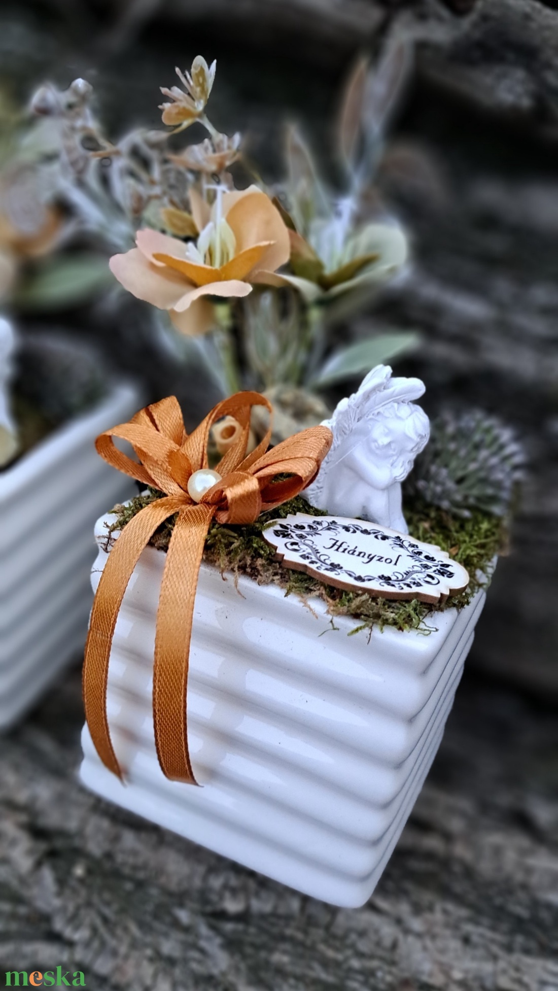 Kegyeleti sírdísz bordázott kaspóban angyalkával - otthon & életmód - vallás - temetkezési tárgy - sírdísz, kegyeleti dísz - Meska.hu