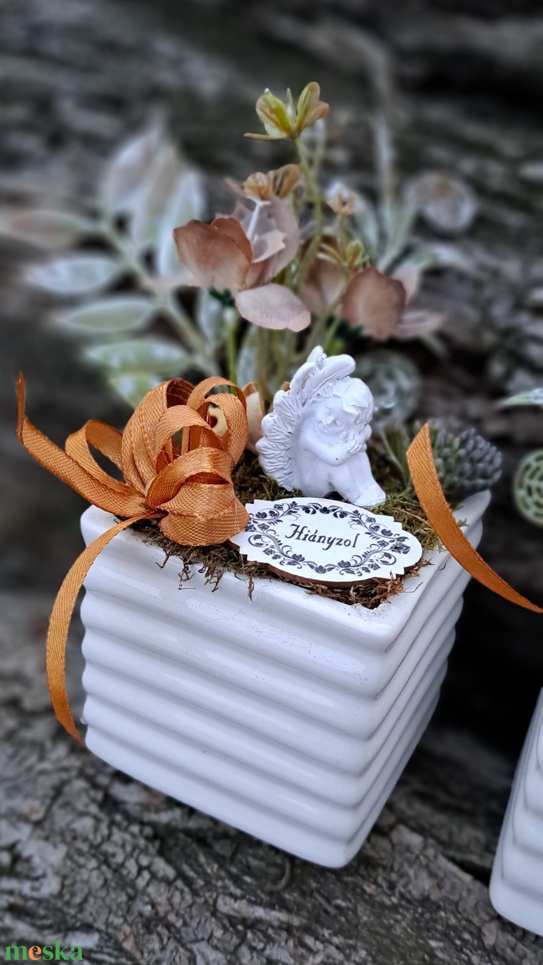 Kegyeleti sírdísz bordázott kaspóban angyalkával - otthon & életmód - vallás - temetkezési tárgy - sírdísz, kegyeleti dísz - Meska.hu