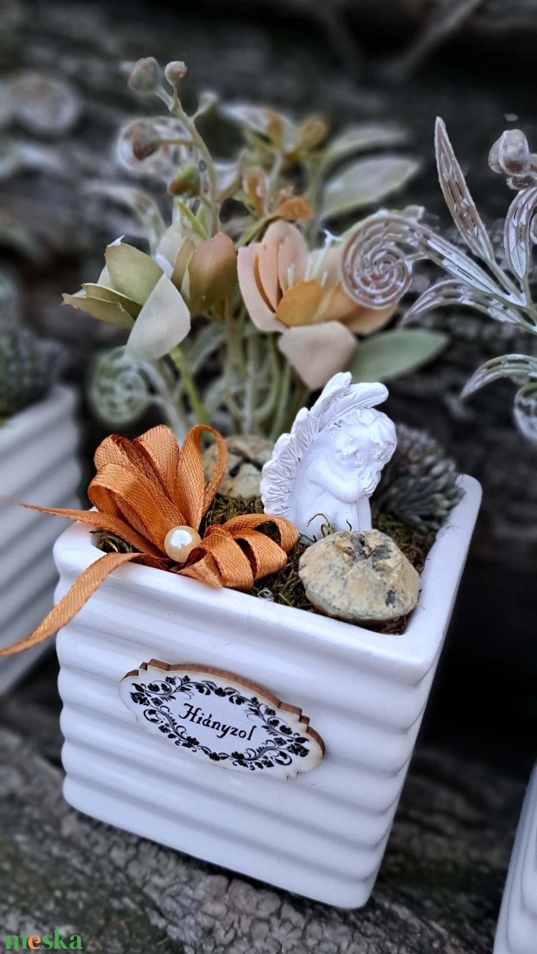 Kegyeleti sírdísz bordázott kaspóban angyalkával - otthon & életmód - vallás - temetkezési tárgy - sírdísz, kegyeleti dísz - Meska.hu