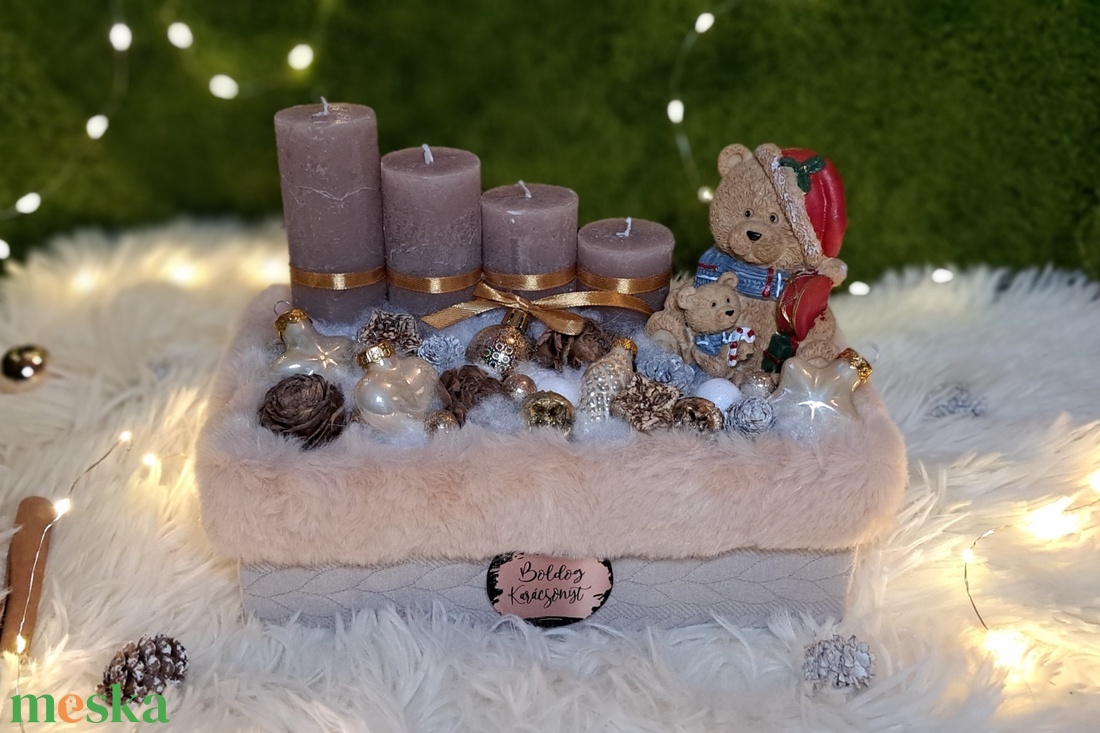 Adventi gyertyás asztaldísz kötött szőrmés kaspóban - karácsony - adventi díszek - adventi asztaldísz - Meska.hu