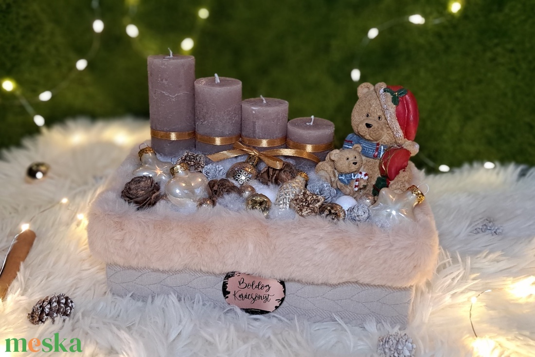 Adventi gyertyás asztaldísz kötött szőrmés kaspóban - karácsony - adventi díszek - adventi asztaldísz - Meska.hu