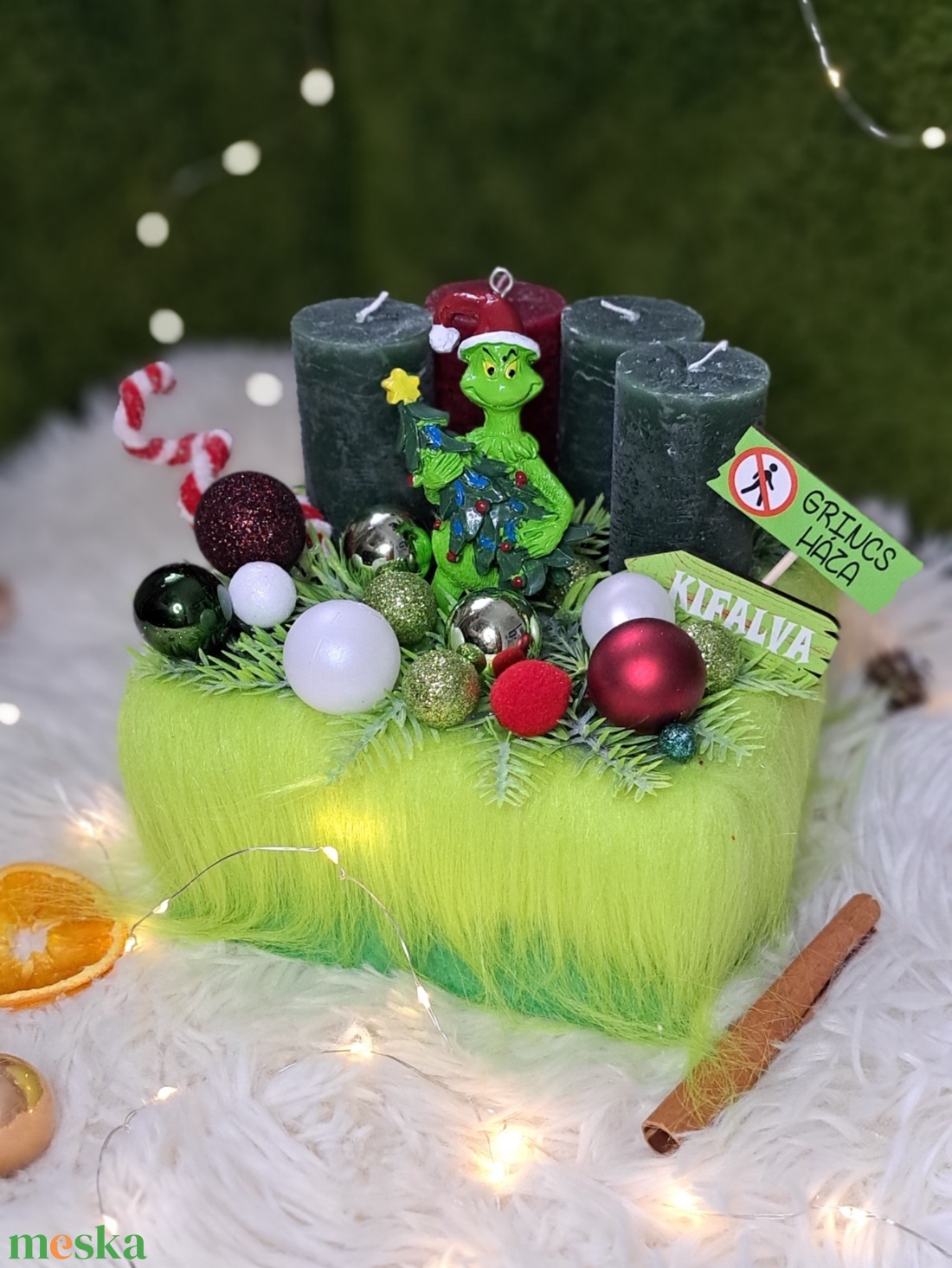 Grincses gyertyás asztaldísz szőrmés kaspóban - karácsony - adventi díszek - adventi asztaldísz - Meska.hu
