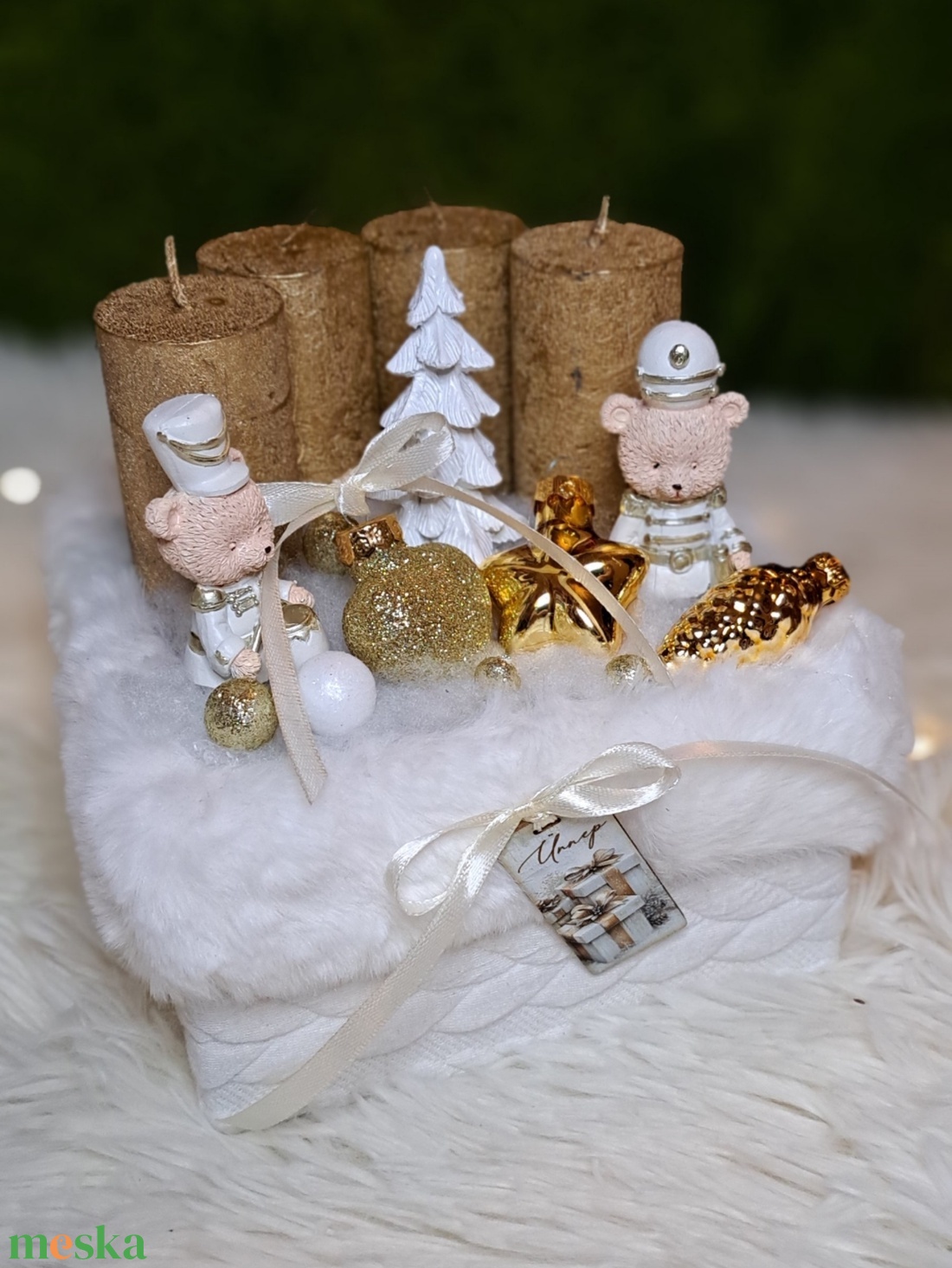 Adventi gyertyás asztaldísz maci diótörővel, arany-fehér színekben - karácsony - adventi díszek - adventi asztaldísz - Meska.hu