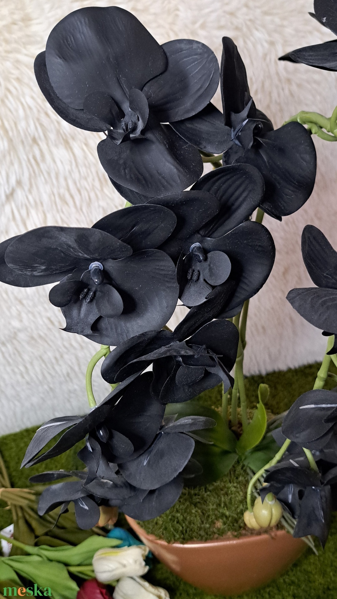Élethű fekete orchidea asztaldísz rosegold kaspóban - otthon & életmód - virágdekoráció - virágdíszek - virágdísz kaspóban - Meska.hu