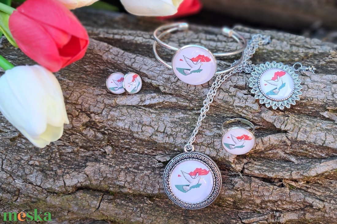 Ékszerszett nemzeti ünnep színeiben békegalamb motivummal - ékszer - ékszerszett - Meska.hu