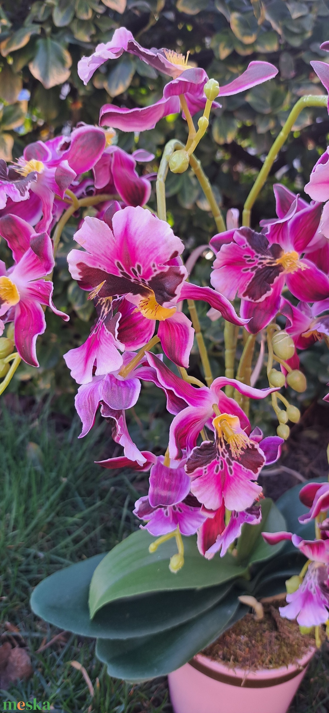 Élethű orchidea asztaldísz pink-arany kaspóban - otthon & életmód - virágdekoráció - virágdíszek - virágdísz kaspóban - Meska.hu