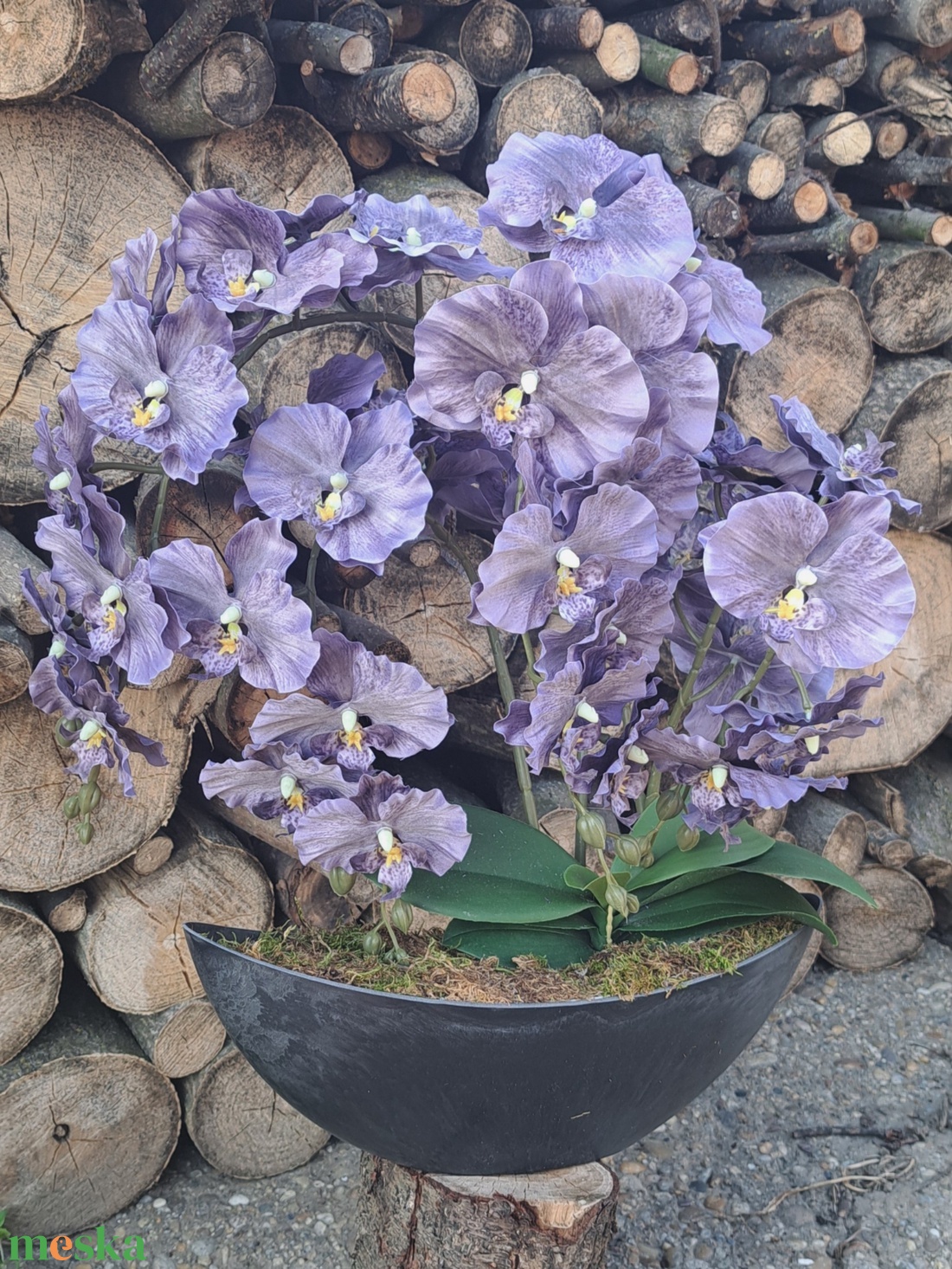 Élethű lila orchidea fekete csónakkaspóban - otthon & életmód - virágdekoráció - virágdíszek - virágdísz kaspóban - Meska.hu