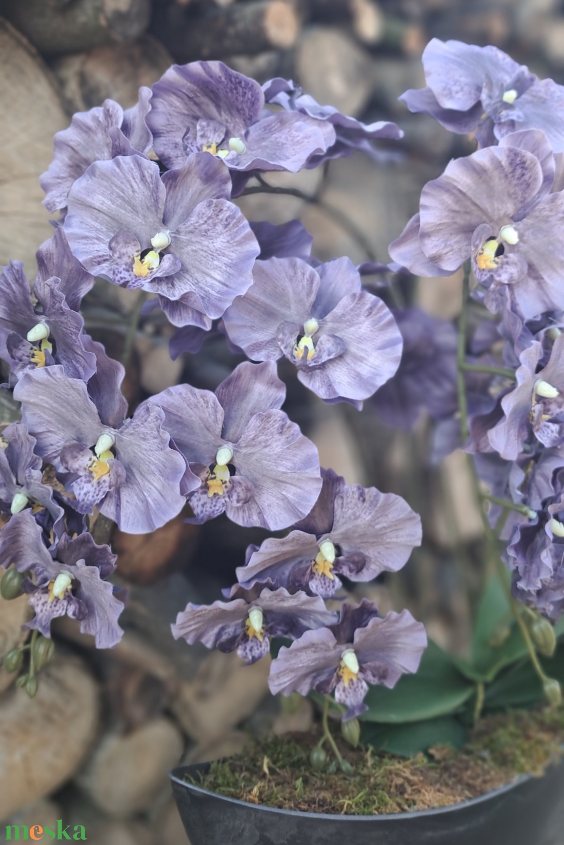 Élethű lila orchidea fekete csónakkaspóban - otthon & életmód - virágdekoráció - virágdíszek - virágdísz kaspóban - Meska.hu