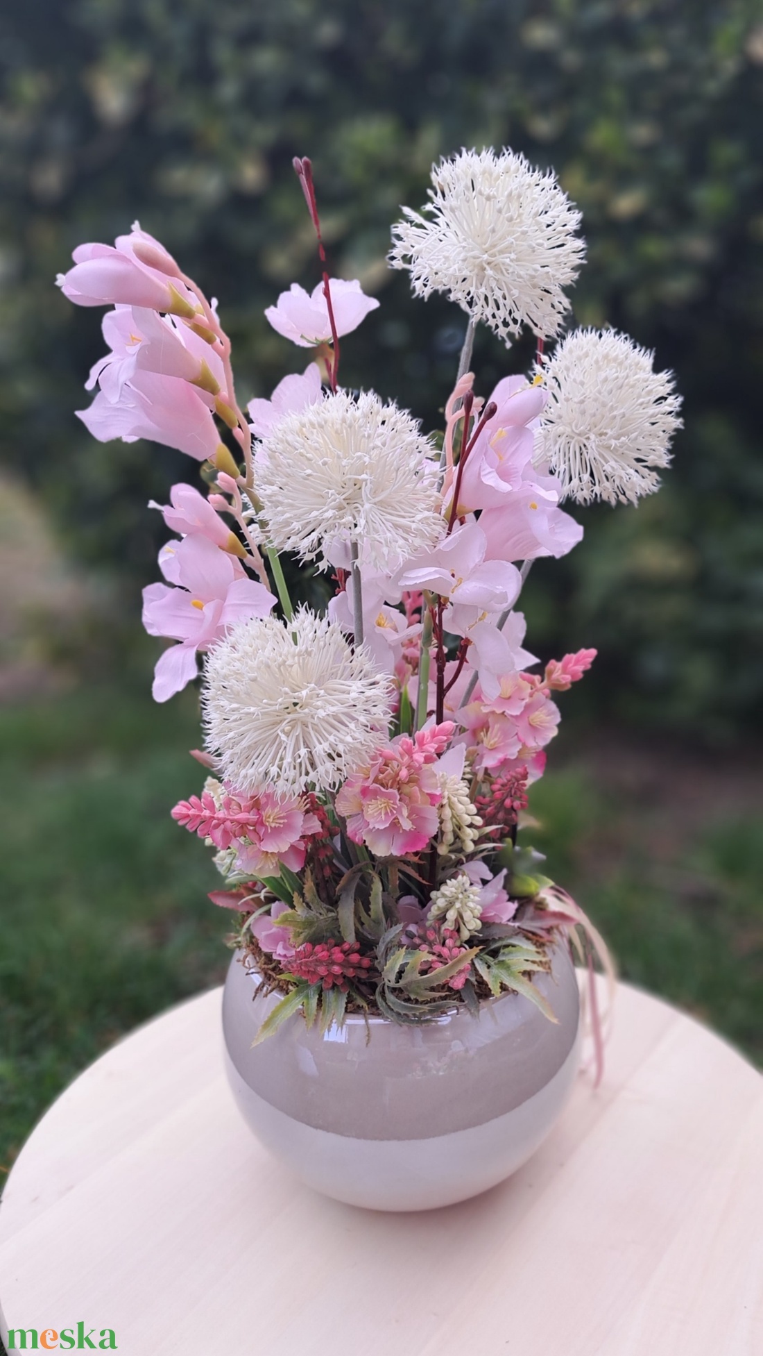 Virágos asztaldísz magasfényű keramia kaspóban - otthon & életmód - dekoráció - asztal és polc dekoráció - asztaldísz - Meska.hu