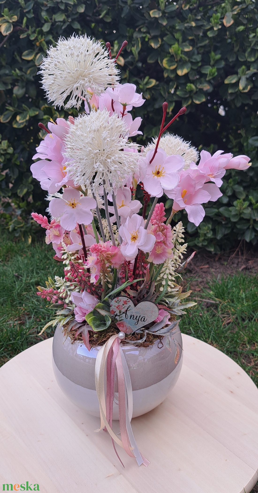 Virágos asztaldísz magasfényű keramia kaspóban - otthon & életmód - dekoráció - asztal és polc dekoráció - asztaldísz - Meska.hu