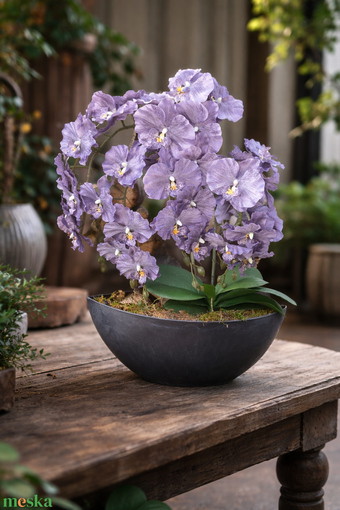 Élethű lila orchidea fekete csónakkaspóban - otthon & életmód - virágdekoráció - virágdíszek - virágdísz kaspóban - Meska.hu