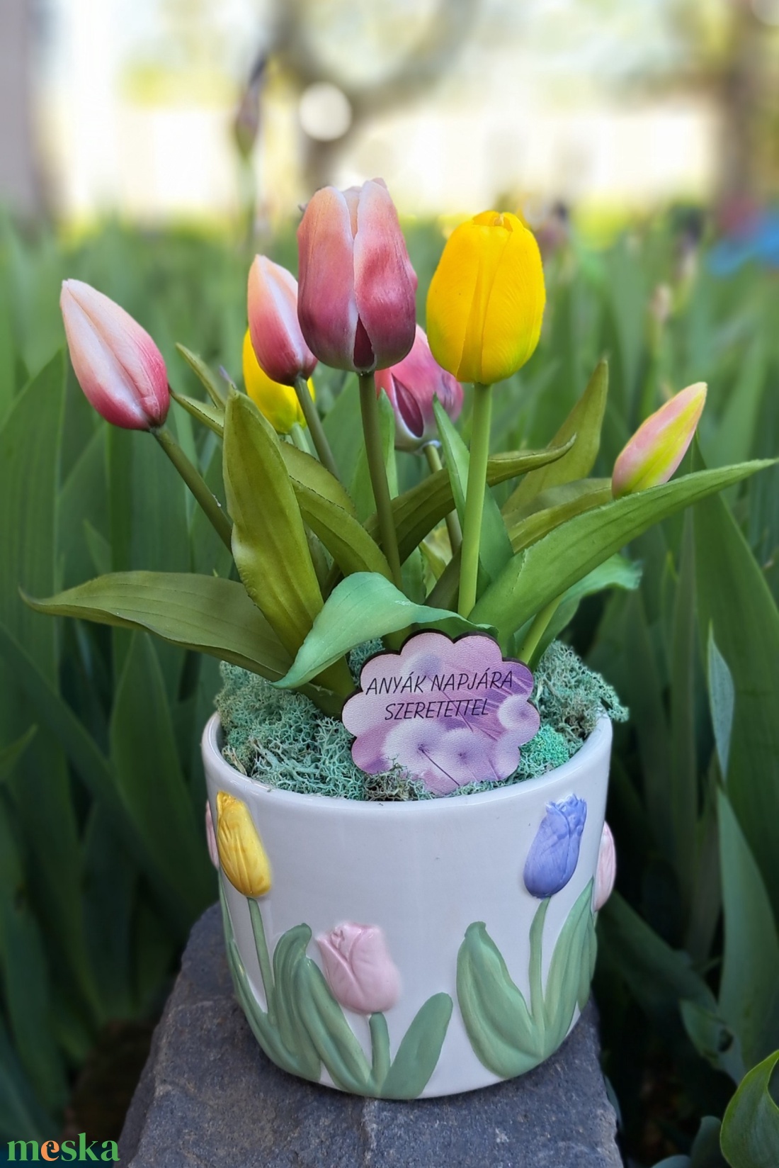 Élethű tulipános asztaldísz tulipános kaspóban  - otthon & életmód - virágdekoráció - virágdíszek - virágdísz kaspóban - Meska.hu