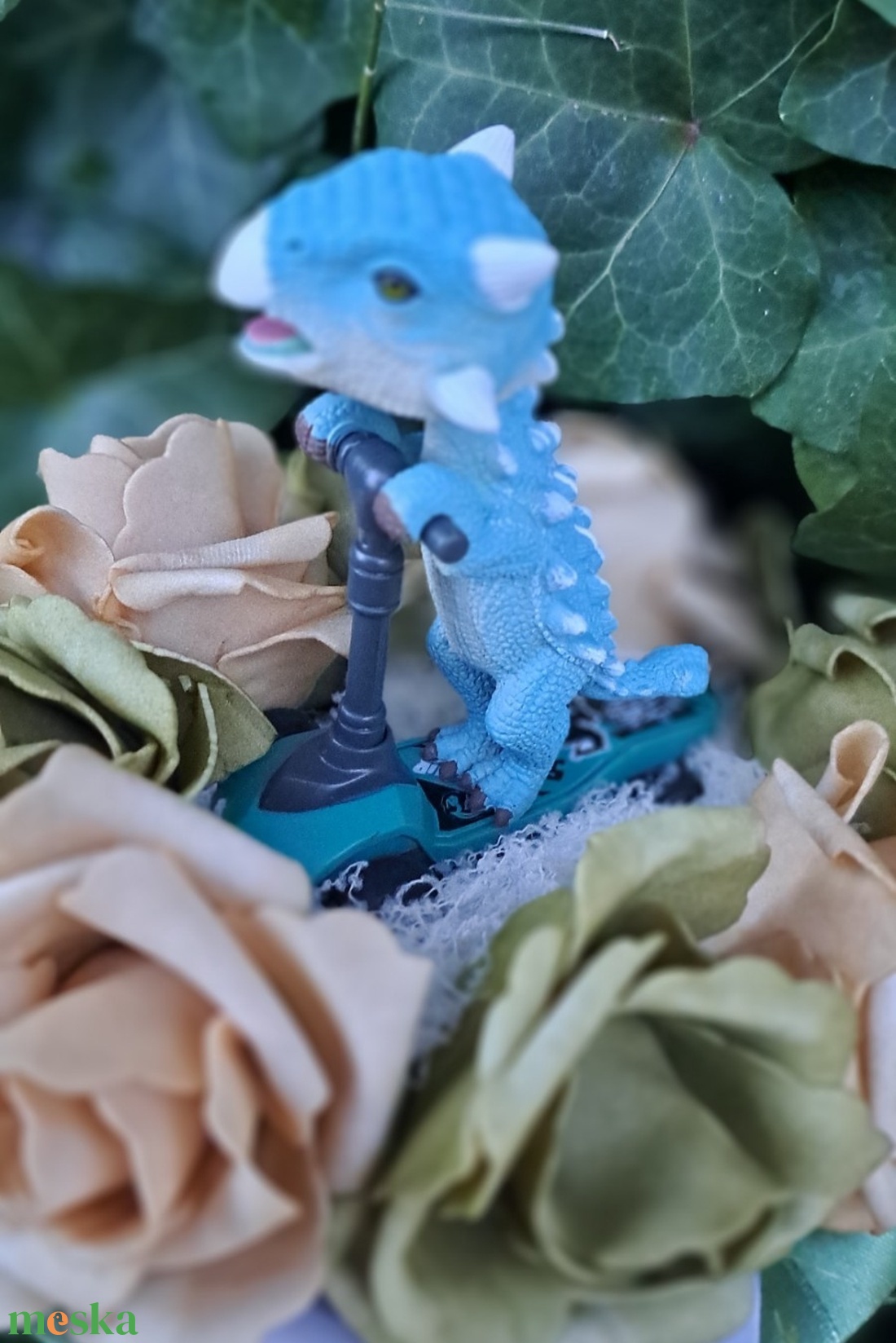 Dinoszaurusz roller fiús ballagási csokor - otthon & életmód - virágdekoráció - virágok - virágcsokor - Meska.hu