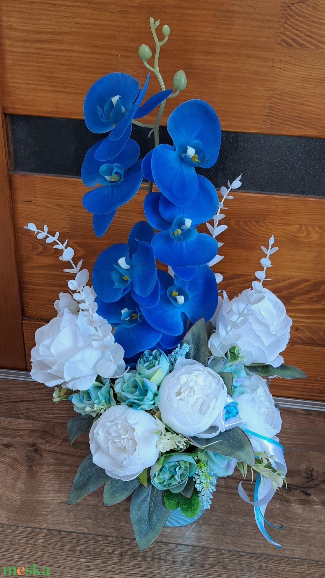Kék-fehér orchidea asztaldísz irizáló kék kaspóban - otthon & életmód - virágdekoráció - virágdíszek - virágdísz kaspóban - Meska.hu