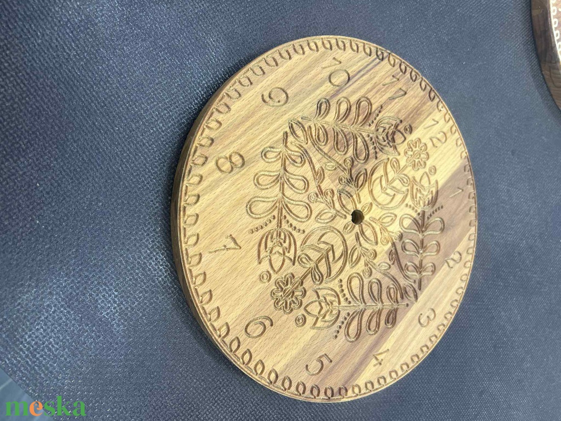 Egyedi keményfa falióra 23,5cm - otthon & életmód - dekoráció - fali és függő dekoráció - falióra & óra - Meska.hu Egyedi keményfa falióra 23,5cm - otthon & életmód - dekoráció - fali és függő dekoráció - falióra & óra - Meska.hu