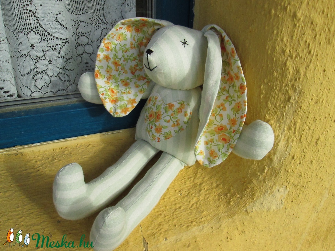  Csíkos-virágos nyuszi  szivecskével -  - Meska.hu