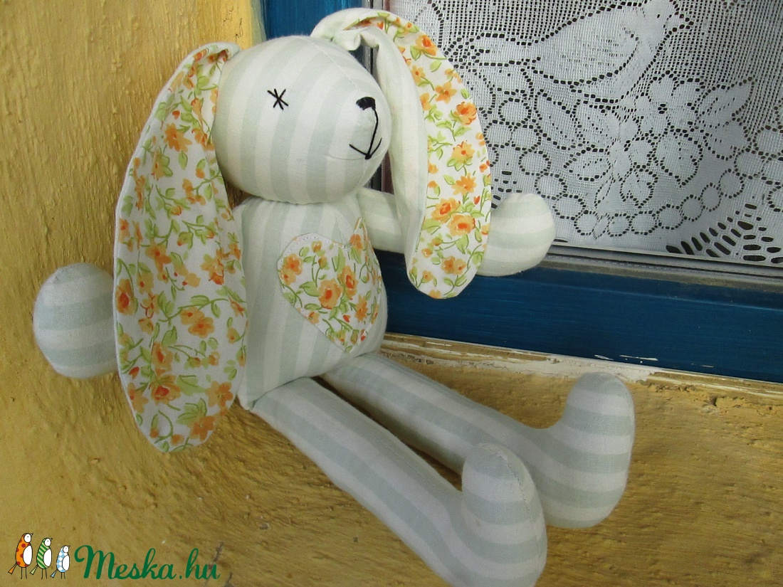  Csíkos-virágos nyuszi  szivecskével -  - Meska.hu