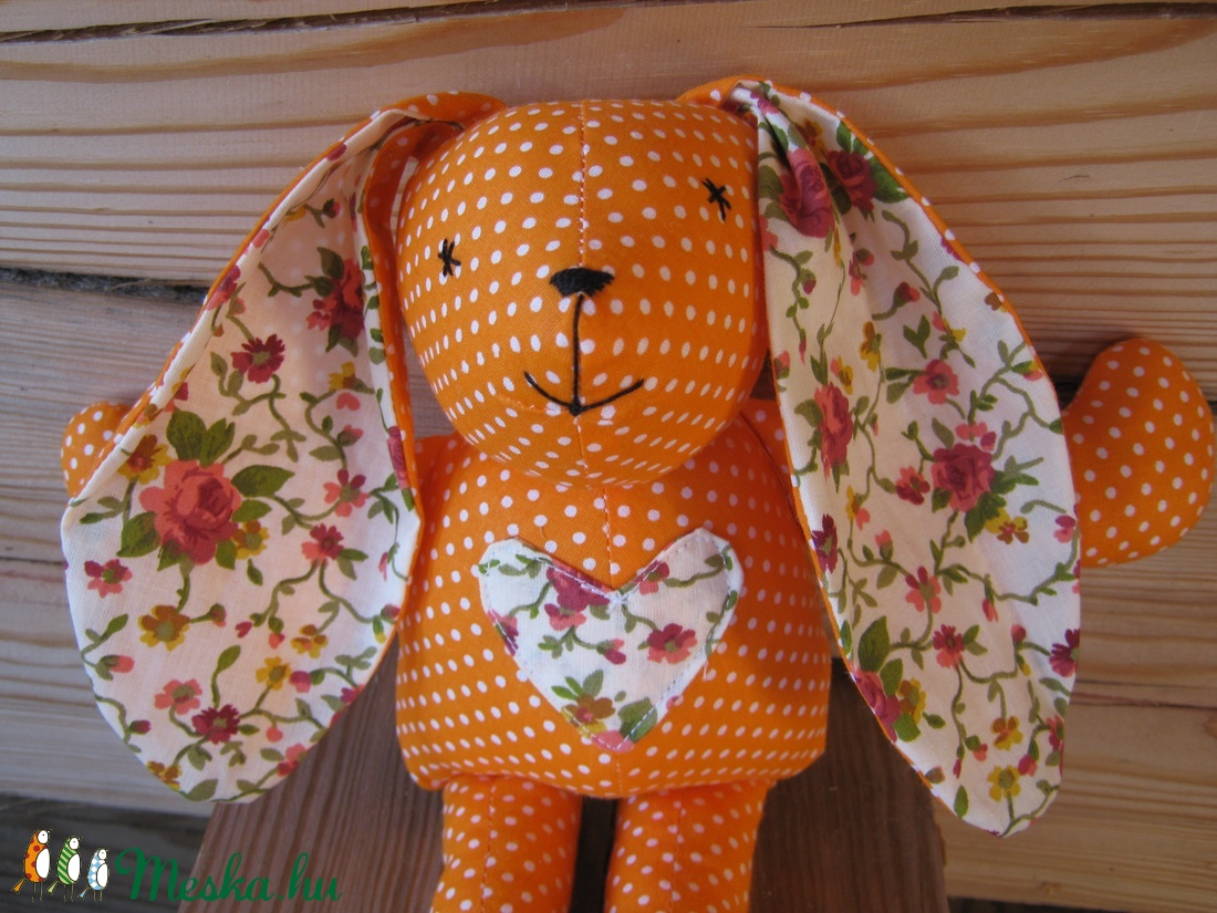 Narancssárga pöttyös nyuszi  szivecskével-szivárványsorozat -  - Meska.hu