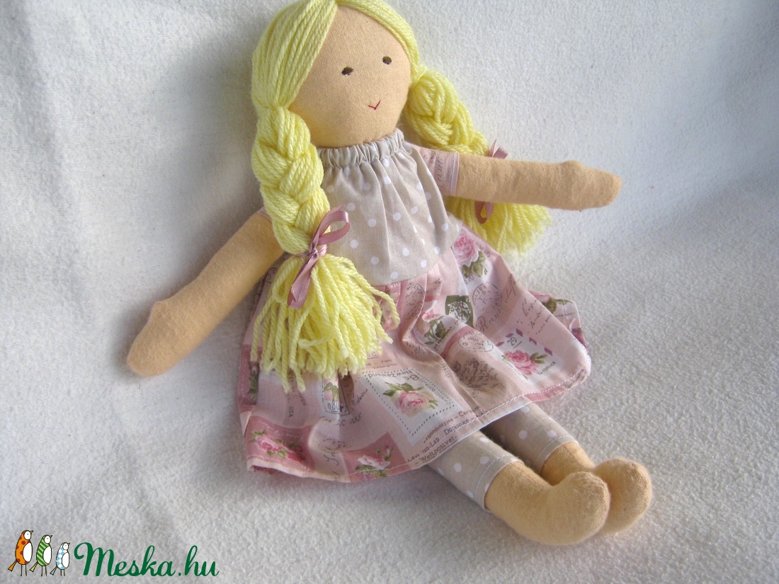 Szőke baba rózsaszín rózsás ruhában -  - Meska.hu