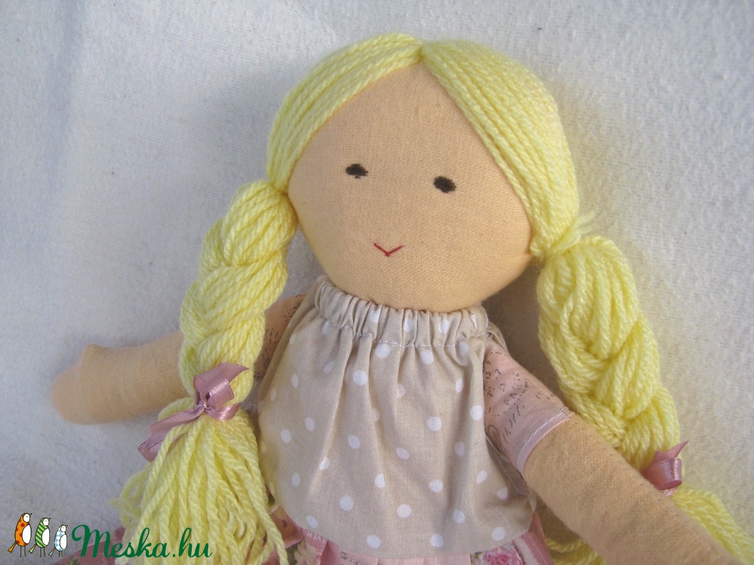 Szőke baba rózsaszín rózsás ruhában -  - Meska.hu