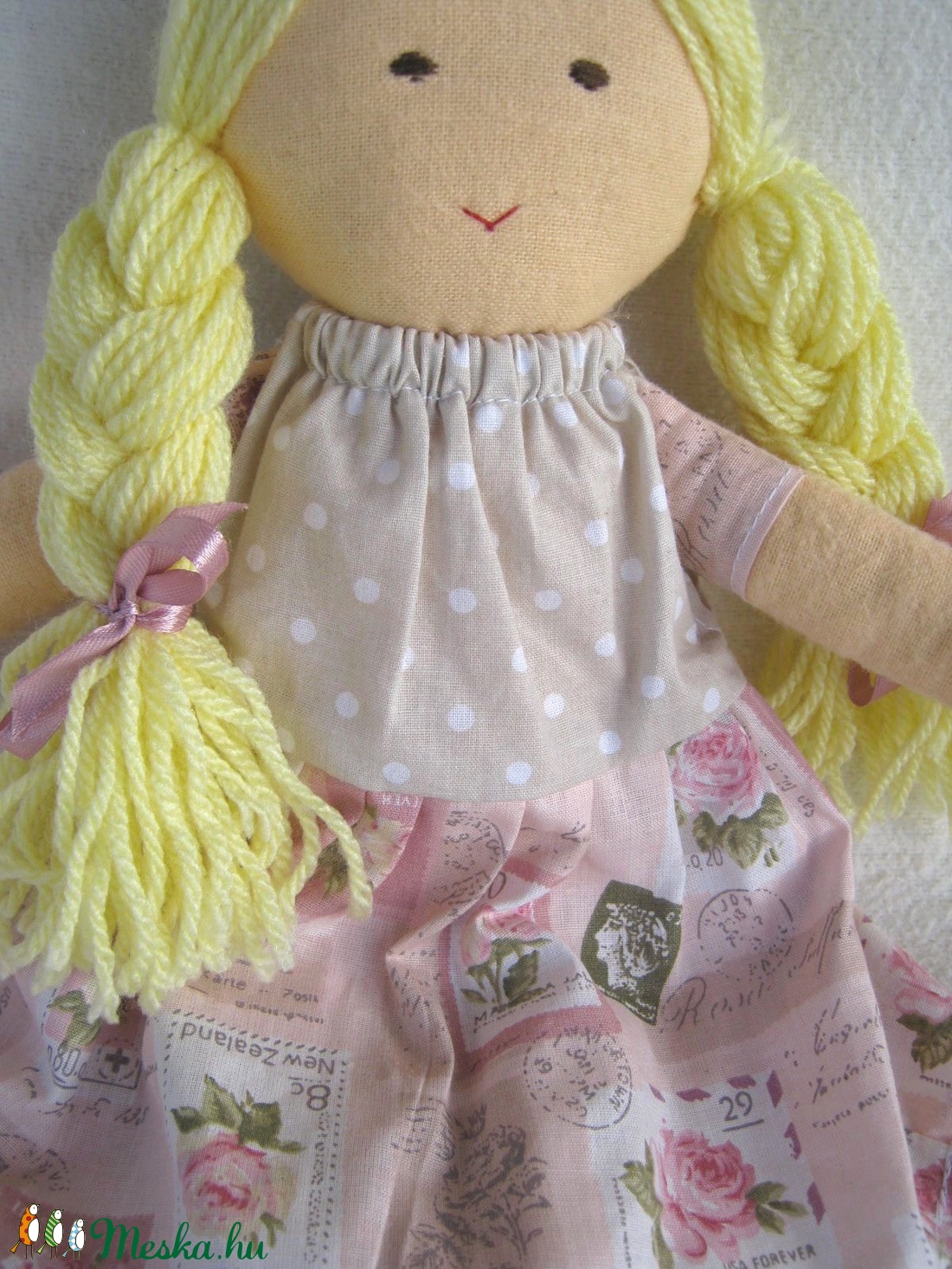 Szőke baba rózsaszín rózsás ruhában -  - Meska.hu