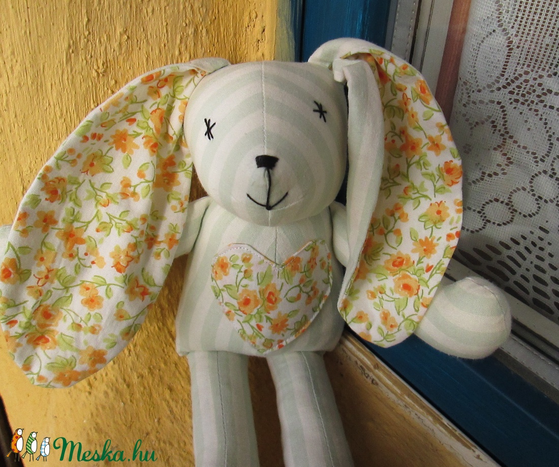  Csíkos-virágos nyuszi  szivecskével -  - Meska.hu