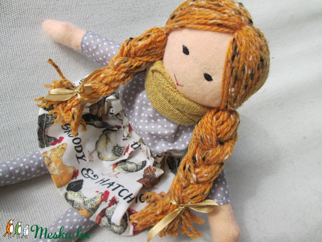 Melírozott szőke baba tyúkos ruhában  -  - Meska.hu