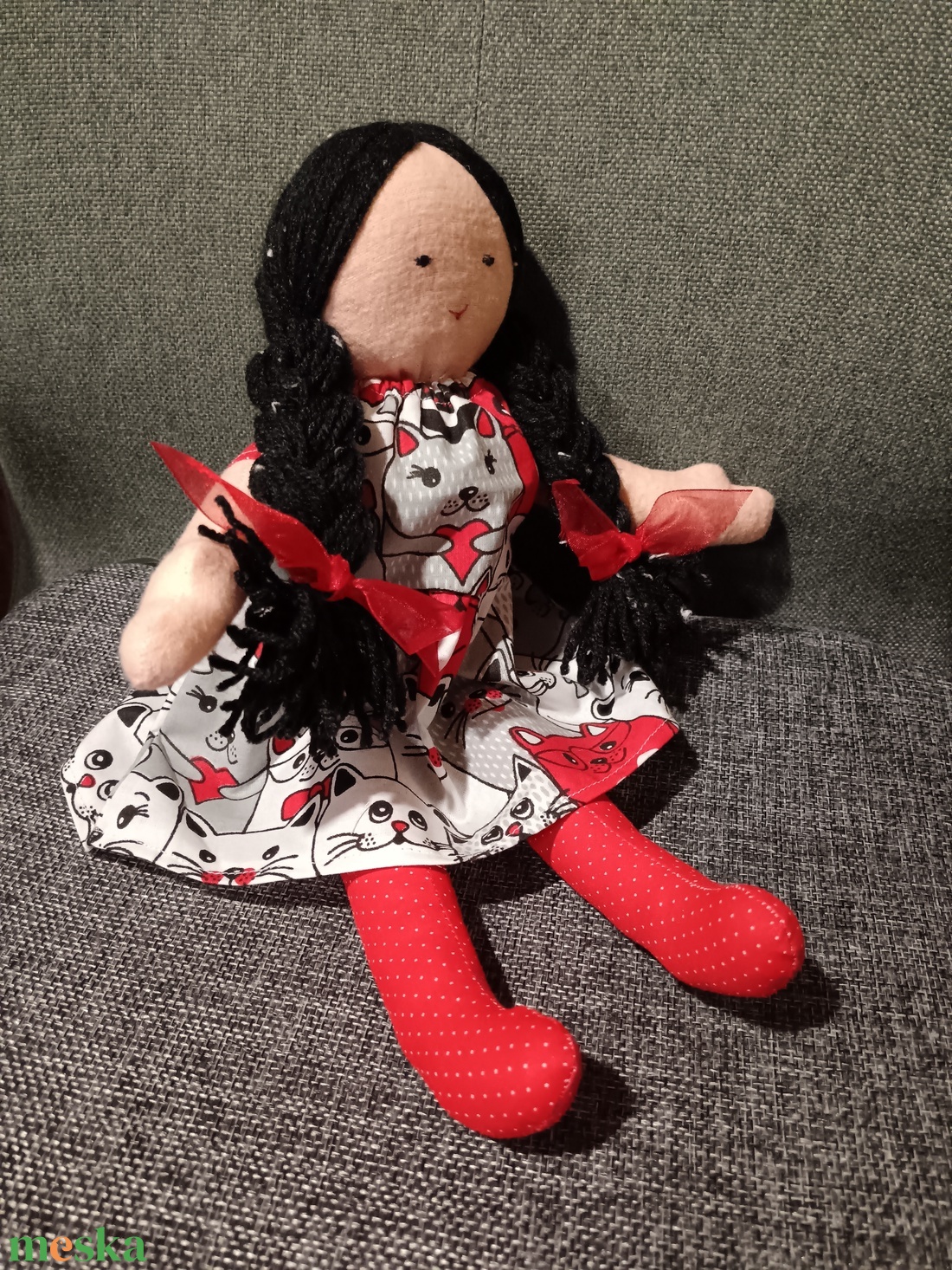 Fekete hajú baba piros pöttyös harisnyában - játék & sport - baba & babaház - baba - Meska.hu