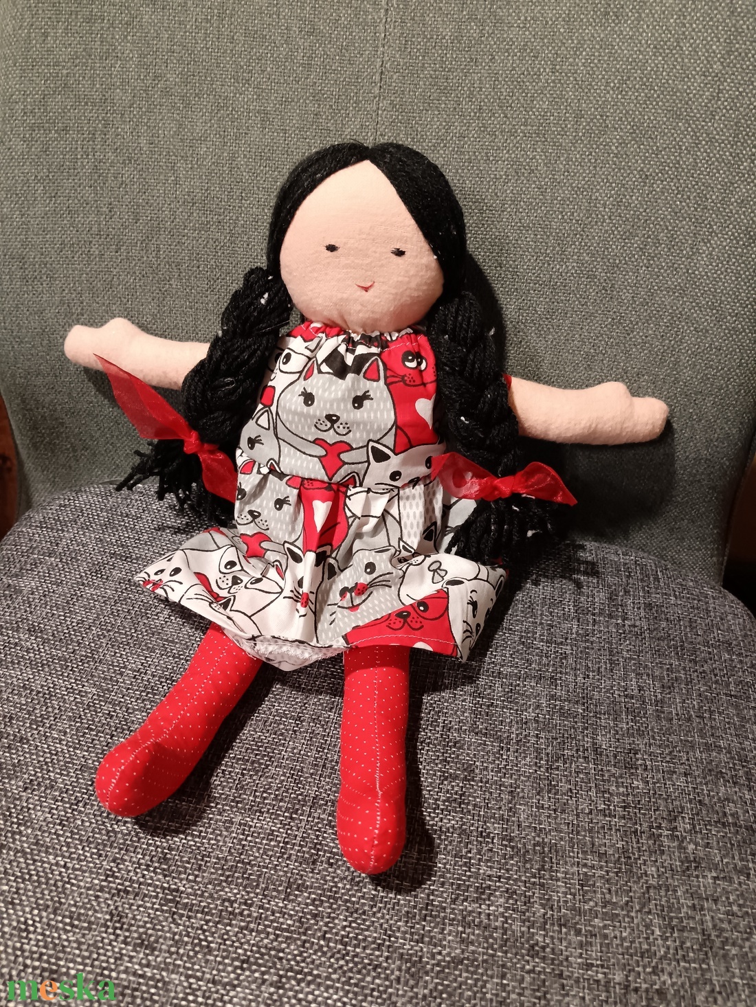 Fekete hajú baba piros pöttyös harisnyában - játék & sport - baba & babaház - baba - Meska.hu