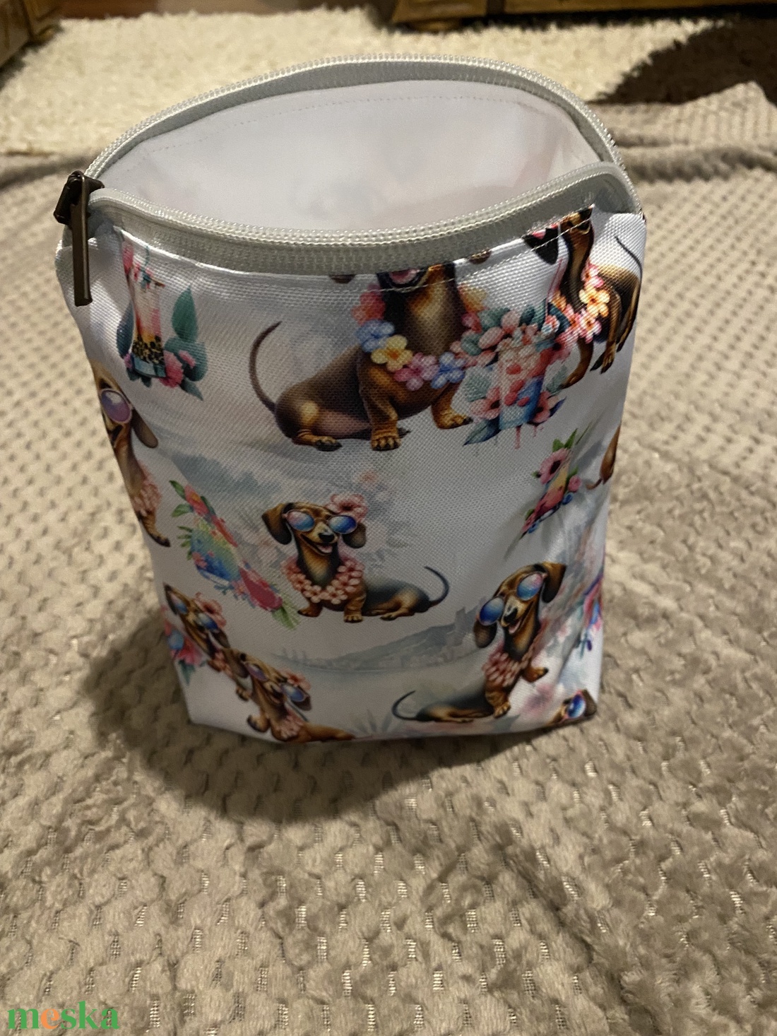 Neszeszer/ pelenkatartó tacskó mintával - baba - mama - pelenkázó, babafürdető kellékek - pelenkázó neszeszer, pelenkatartó - Meska.hu