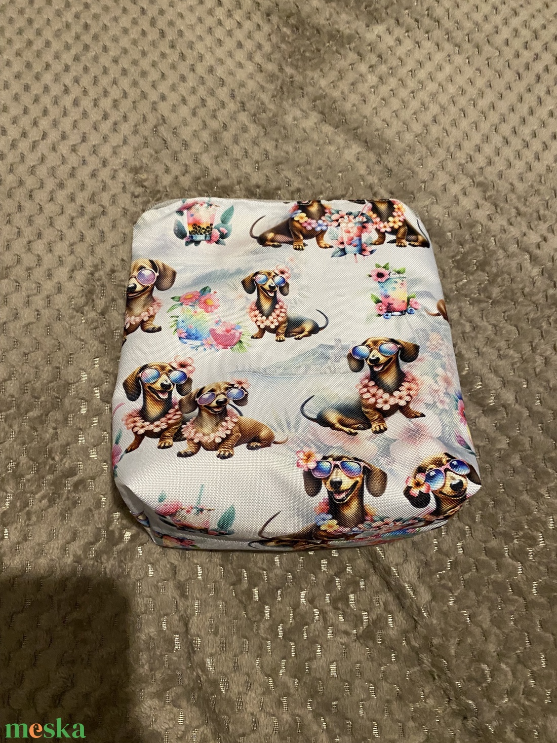 Neszeszer/ pelenkatartó tacskó mintával - baba - mama - pelenkázó, babafürdető kellékek - pelenkázó neszeszer, pelenkatartó - Meska.hu