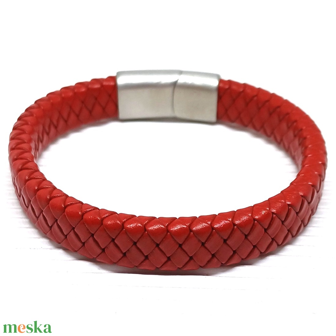 Piros fonott bőr karkötő szálcsiszolt ezüst színű nemesacél mágneszárral, férfiaknak - nőknek - ékszer - karkötő - fonott karkötő - Meska.hu