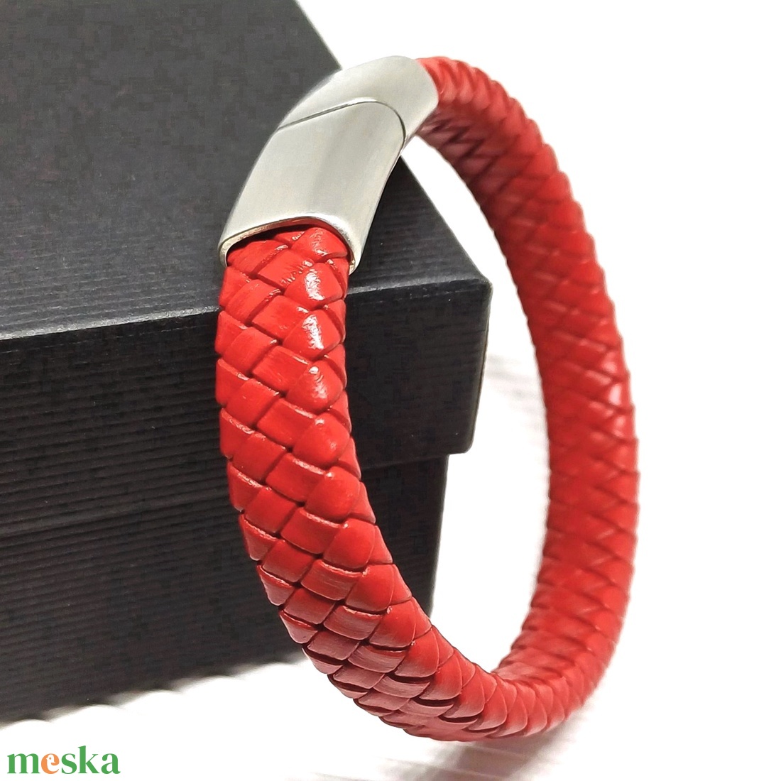 Piros fonott bőr karkötő szálcsiszolt ezüst színű nemesacél mágneszárral, férfiaknak - nőknek - ékszer - karkötő - fonott karkötő - Meska.hu