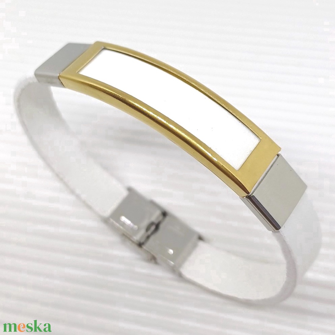 Golden eye ezüst fényben fehér bőr/nemesacél karkötő, nőknek - ékszer - karkötő - karkötő medállal - Meska.hu