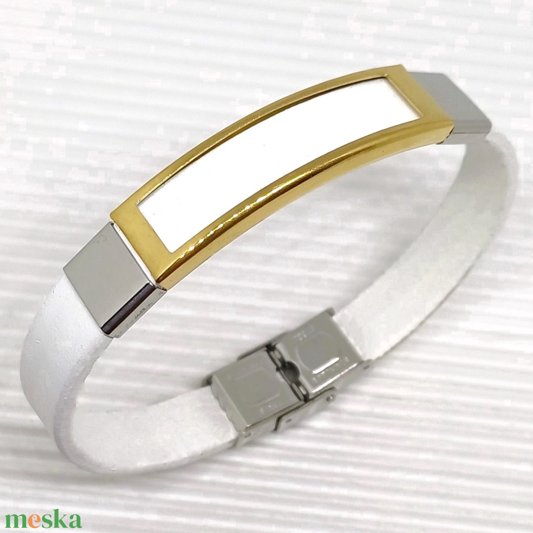 Golden eye ezüst fényben fehér bőr/nemesacél karkötő, nőknek - ékszer - karkötő - karkötő medállal - Meska.hu