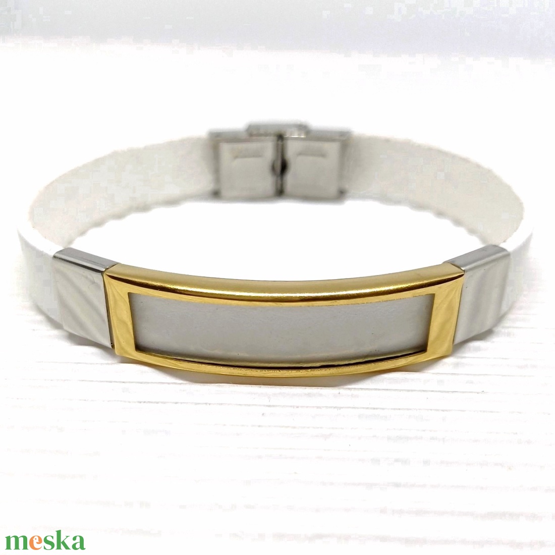 Golden eye ezüst fényben fehér bőr/nemesacél karkötő, nőknek - ékszer - karkötő - karkötő medállal - Meska.hu