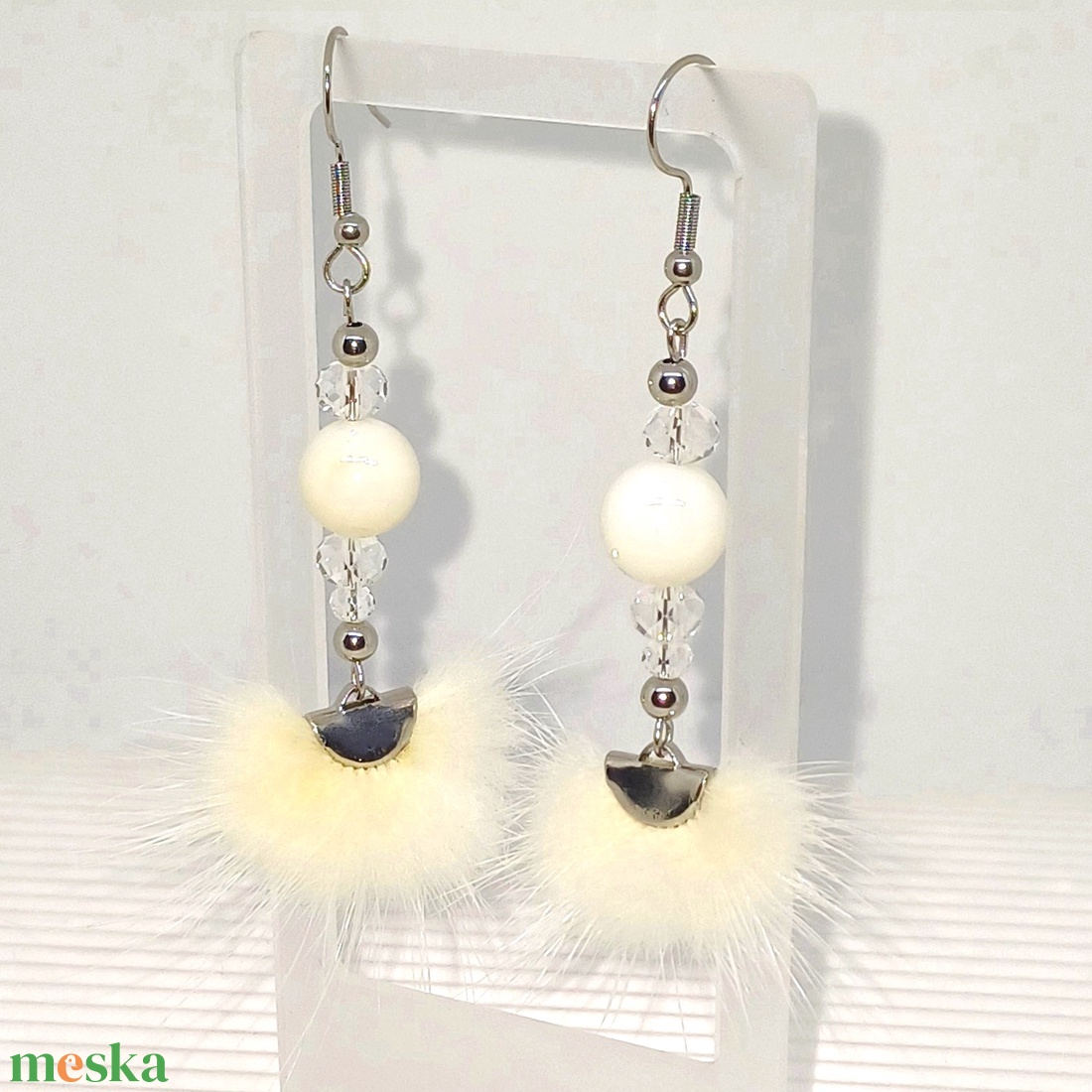 Selymes nyuszi törtfehérben - szőrmés lógós fülbevaló kagylógyönggyel, nemesacél  - ékszer - fülbevaló - lógó fülbevaló - Meska.hu