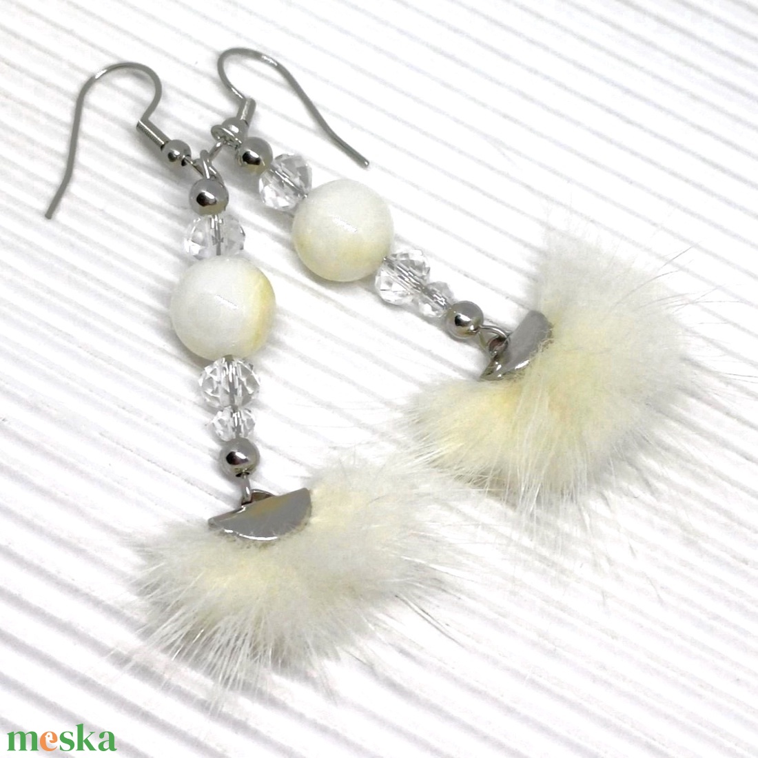 Selymes nyuszi törtfehérben - szőrmés lógós fülbevaló kagylógyönggyel, nemesacél  - ékszer - fülbevaló - lógó fülbevaló - Meska.hu