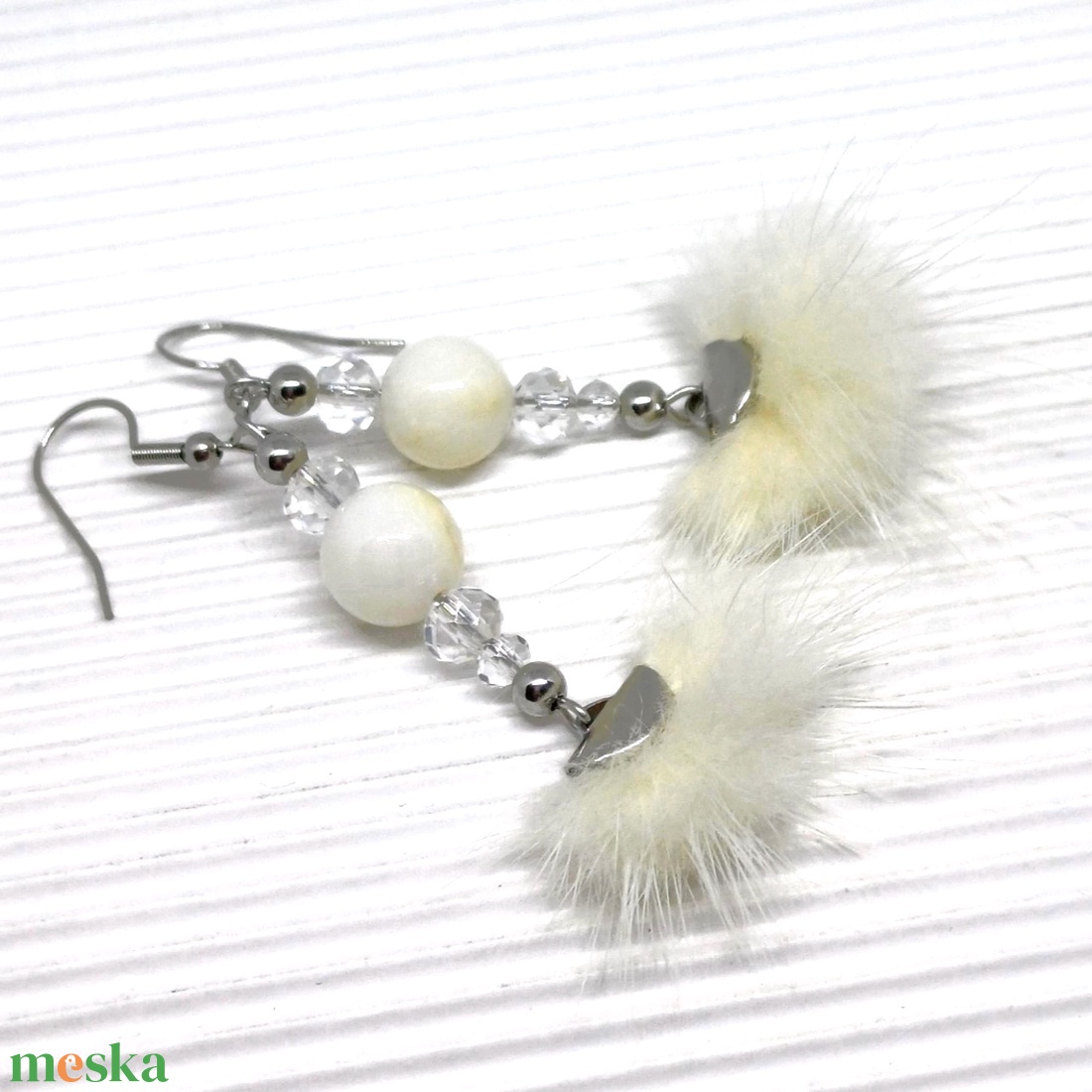 Selymes nyuszi törtfehérben - szőrmés lógós fülbevaló kagylógyönggyel, nemesacél  - ékszer - fülbevaló - lógó fülbevaló - Meska.hu