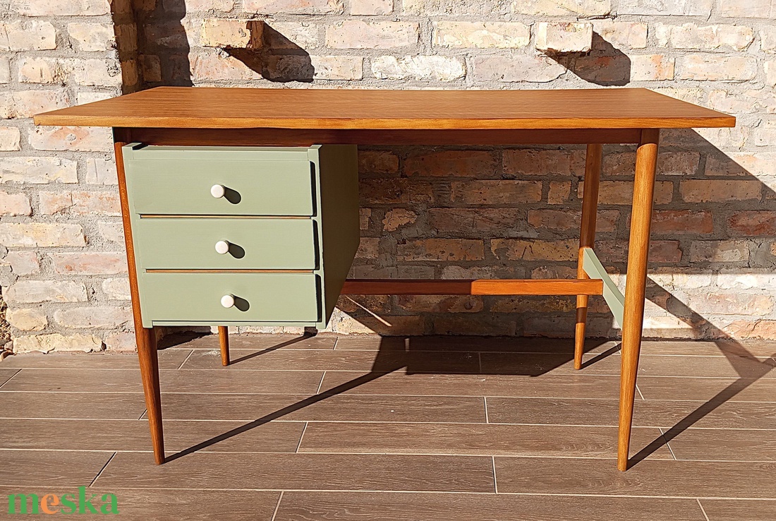 Felújított retro, mid century térbe állítható íróasztal - otthon & életmód - bútor - asztal - Meska.hu Felújított retro, mid century térbe állítható íróasztal - otthon & életmód - bútor - asztal - Meska.hu