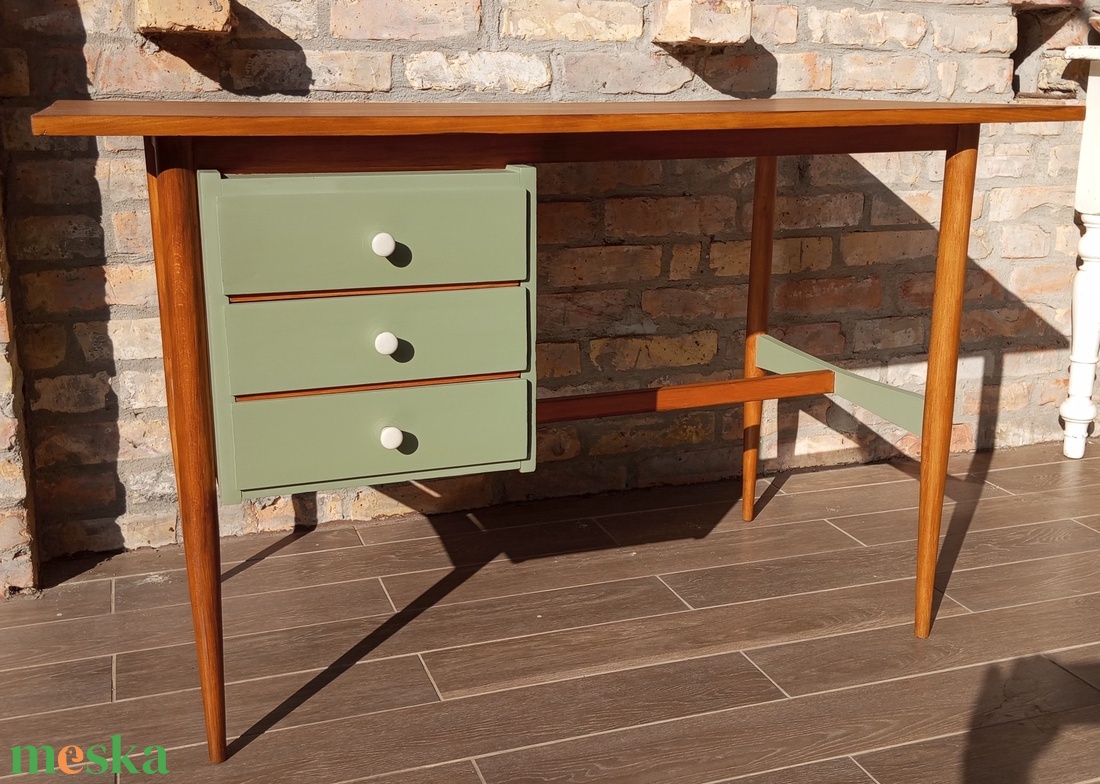 Felújított retro, mid century térbe állítható íróasztal - otthon & életmód - bútor - asztal - Meska.hu Felújított retro, mid century térbe állítható íróasztal - otthon & életmód - bútor - asztal - Meska.hu