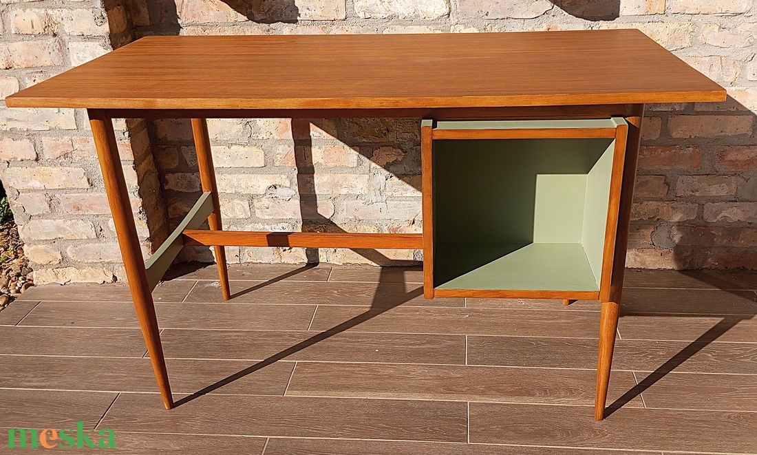 Felújított retro, mid century térbe állítható íróasztal - otthon & életmód - bútor - asztal - Meska.hu Felújított retro, mid century térbe állítható íróasztal - otthon & életmód - bútor - asztal - Meska.hu