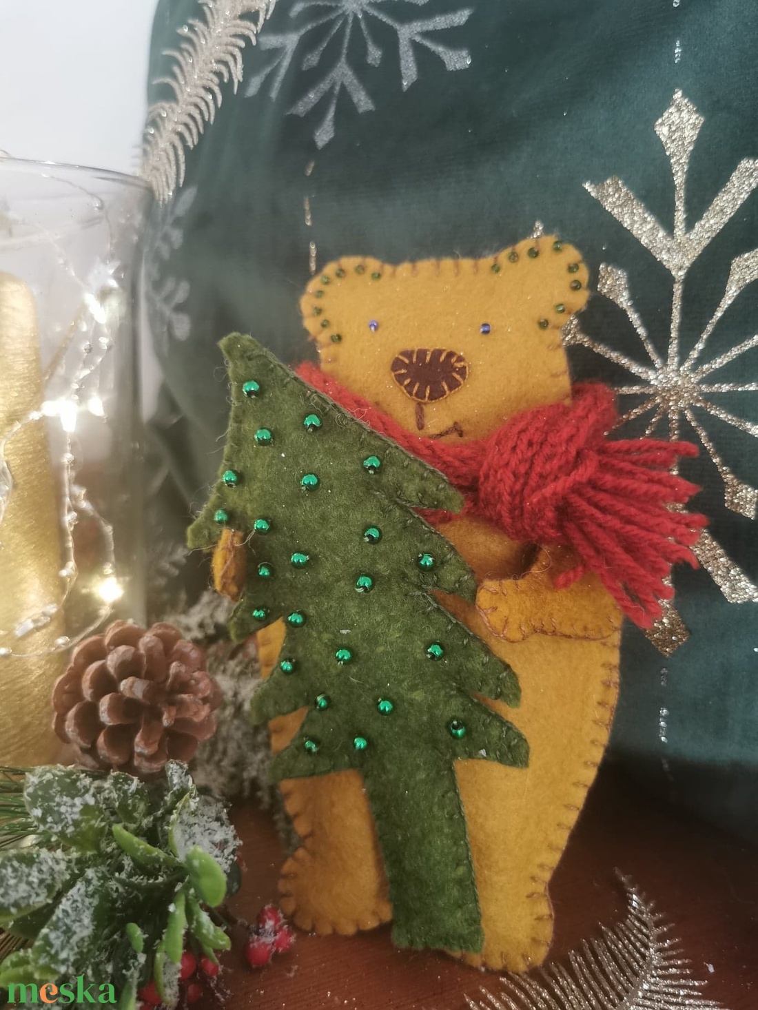 Karácsonyi macik gyapjúfilcből karácsonyfával, kötött sállal (4490 Ft/db) - karácsony - karácsonyi lakásdekoráció - karácsonyi manók, figurák - Meska.hu