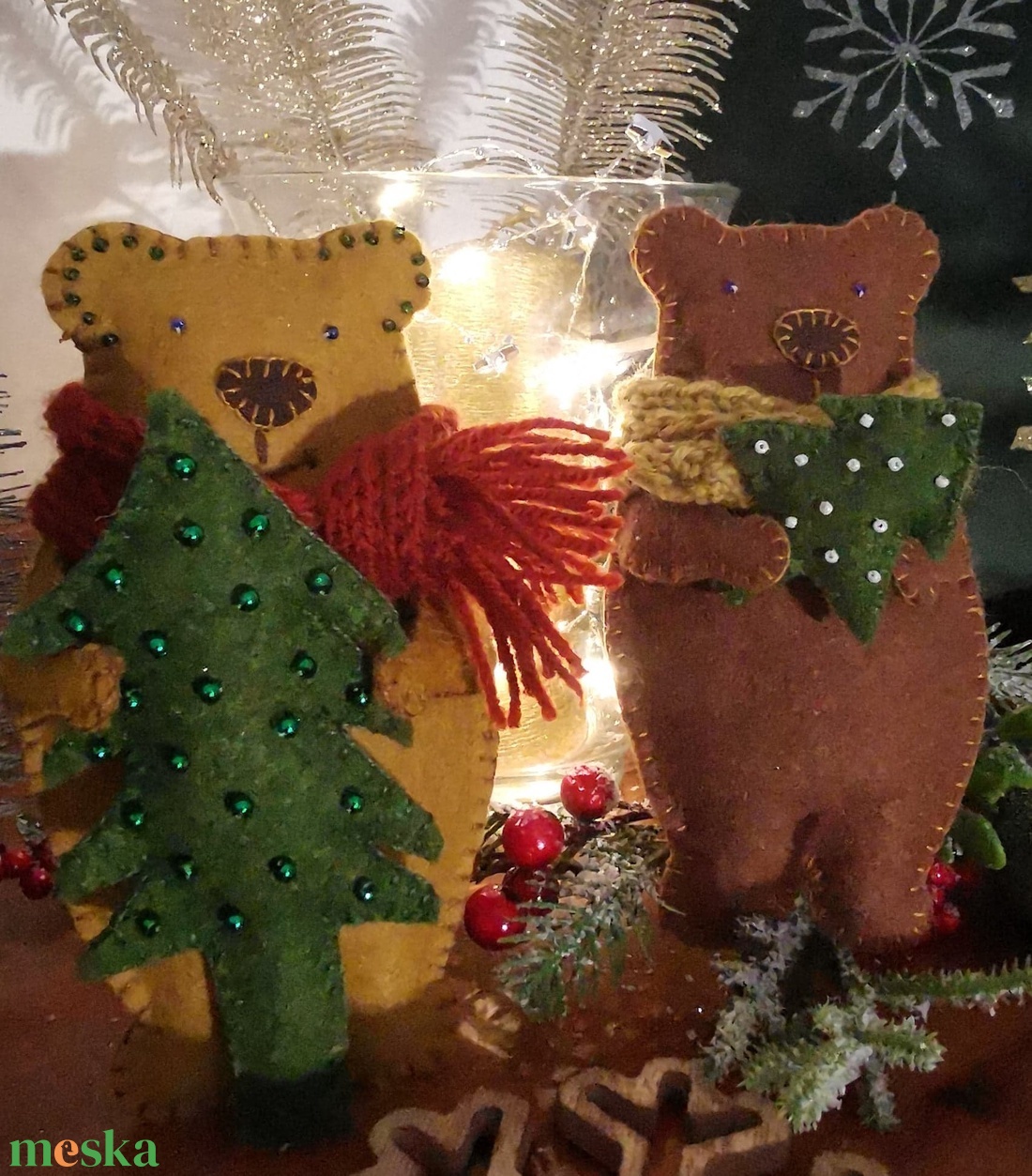 Karácsonyi macik gyapjúfilcből karácsonyfával, kötött sállal (4490 Ft/db) - karácsony - karácsonyi lakásdekoráció - karácsonyi manók, figurák - Meska.hu
