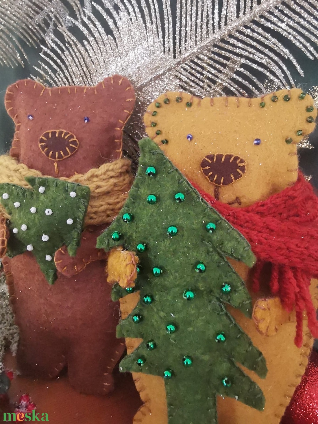 Karácsonyi macik gyapjúfilcből karácsonyfával, kötött sállal (4490 Ft/db) - karácsony - karácsonyi lakásdekoráció - karácsonyi manók, figurák - Meska.hu