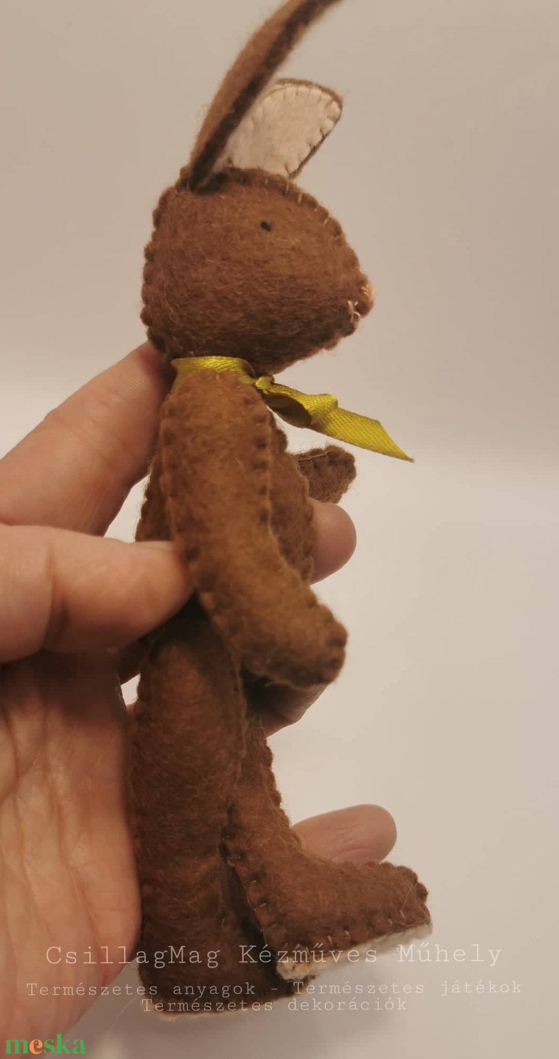 BARNA GYAPJÚFILC NYUSZI természetes anyagokból (gyapjúfilc,gyapjú); barna gyapjúfilcből, nyakában arany selyemszalaggal - játék & sport - plüssállat & játékfigura - nyuszi - Meska.hu BARNA GYAPJÚFILC NYUSZI természetes anyagokból (gyapjúfilc,gyapjú); barna gyapjúfilcből, nyakában arany selyemszalaggal - játék & sport - plüssállat & játékfigura - nyuszi - Meska.hu