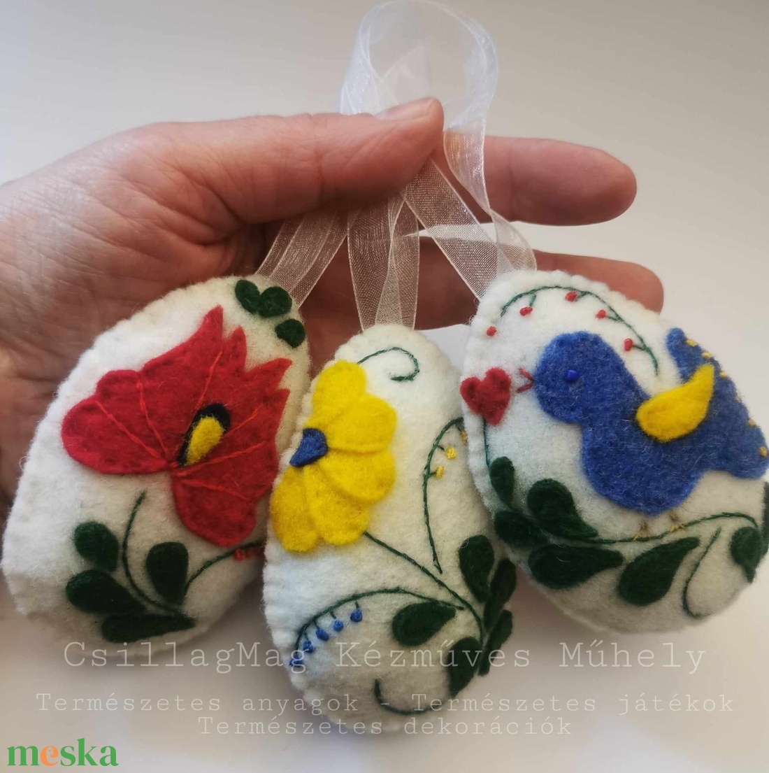 SZÍNES HÍMZETT RÁTÉTEKKEL DÍSZÍTETT HÚSVÉTI TOJÁSOK HÚSVÉTI DEKORÁCIÓ 3 DB/SZETT CSILLAGMAG-DEKORÁCIÓ TERMÉSZETES ANYAG - otthon & életmód - dekoráció - fali és függő dekoráció - függődísz - Meska.hu SZÍNES HÍMZETT RÁTÉTEKKEL DÍSZÍTETT HÚSVÉTI TOJÁSOK HÚSVÉTI DEKORÁCIÓ 3 DB/SZETT CSILLAGMAG-DEKORÁCIÓ TERMÉSZETES ANYAG - otthon & életmód - dekoráció - fali és függő dekoráció - függődísz - Meska.hu