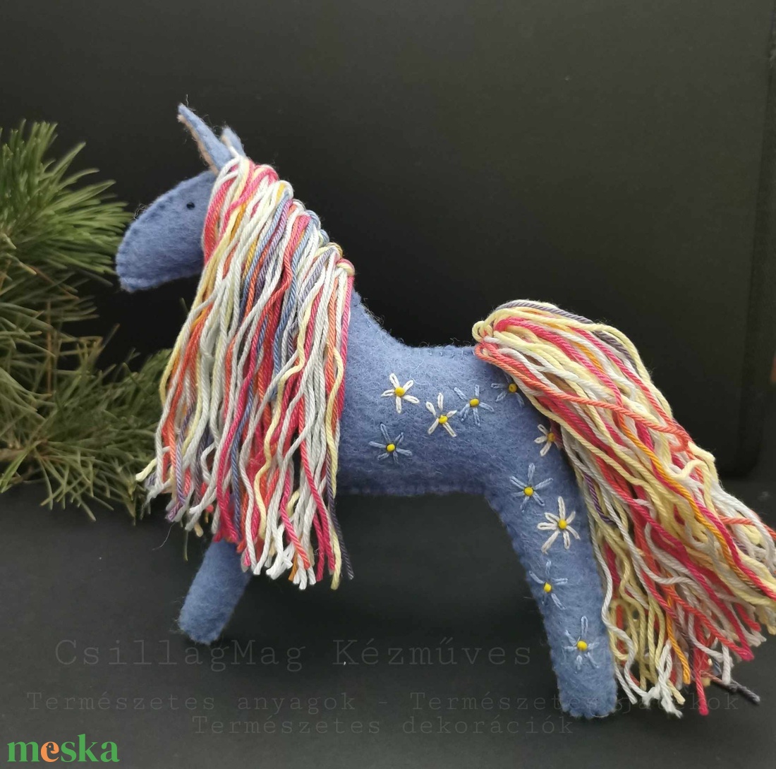 SZÁZSZORSZÉP HÍMZETT VIRÁGOKKAL DÍSZÍTETT GYAPJÚFILC CSILLAGMAG-LOVACSKA TERMÉSZETES ANYAGOK GYAPJÚFILC GYAPJÚ NEMEZ - játék & sport - plüssállat & játékfigura - ló - Meska.hu