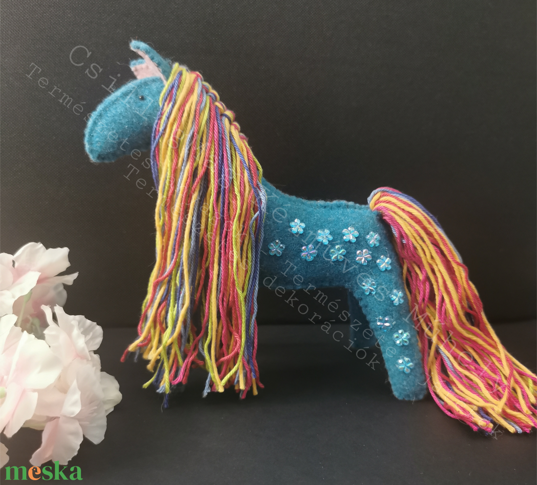 TÜRKIZKÉK CSILLAGMAG-LOVACSKA CSILLOGÓ STRASSZ VIRAGOKKAL TERMÉSZETES ANYAGOKBÓL GYAPJÚFILC GYAPJÚ WALDORF EGYEDI JÁTÉK  - játék & sport - plüssállat & játékfigura - ló - Meska.hu
